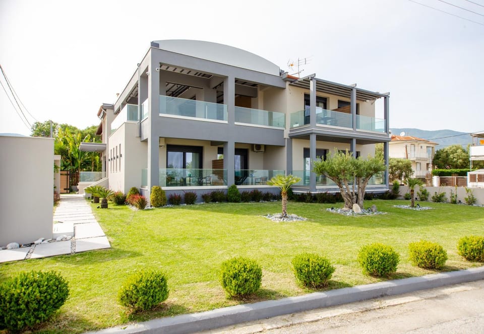 Property building, Spring, Day, Garden, Garden view