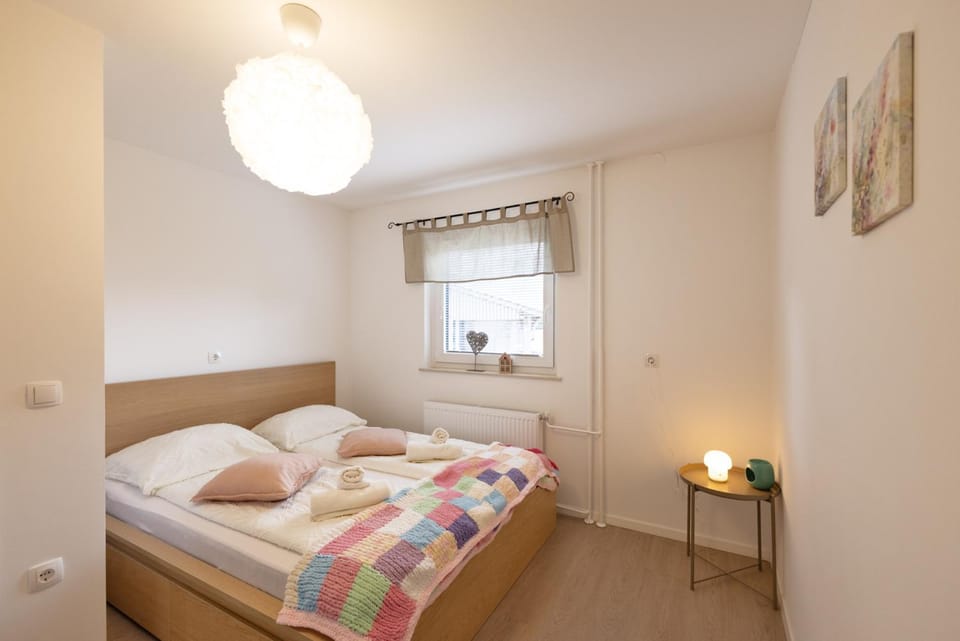 Bed, Photo of the whole room, Bedroom, towels