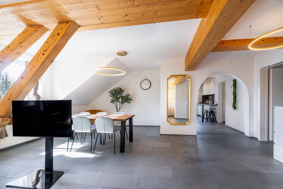 TV and multimedia, Living room, Seating area, Dining area