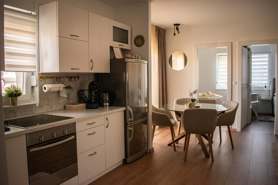 Kitchen or kitchenette, Dining area, oven, stove