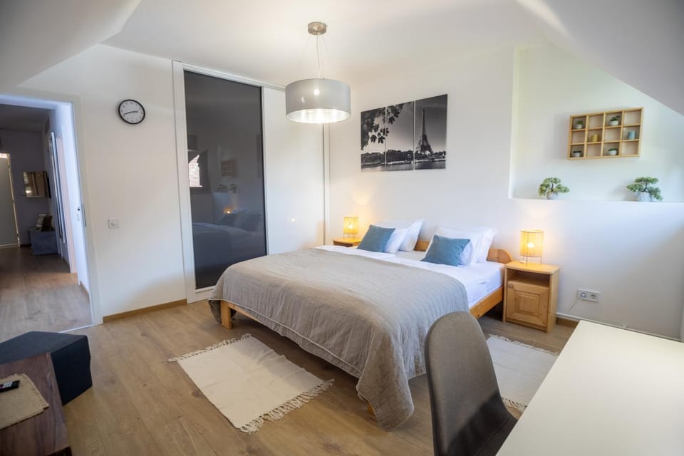 Bed, TV and multimedia, Seating area, Bedroom