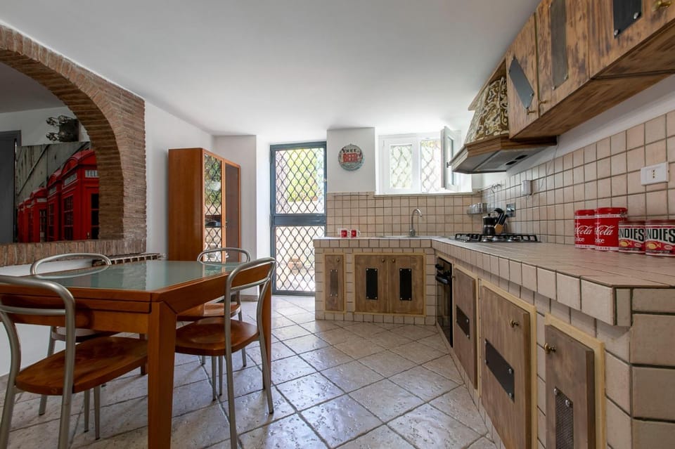 Kitchen or kitchenette, Dining area, stove