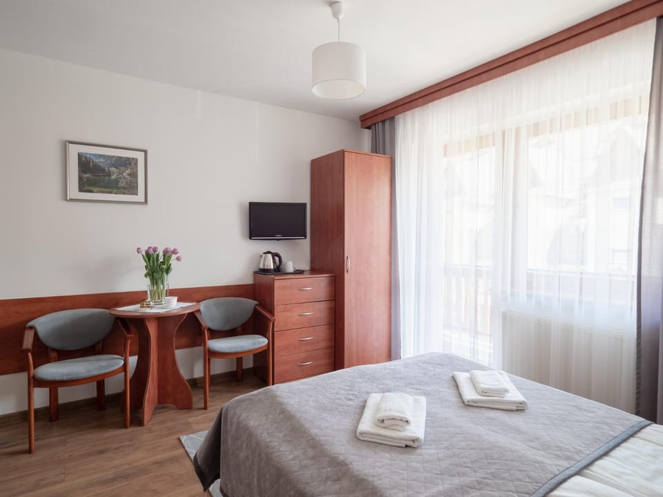 Bed, TV and multimedia, Photo of the whole room, Bedroom, towels, wardrobe