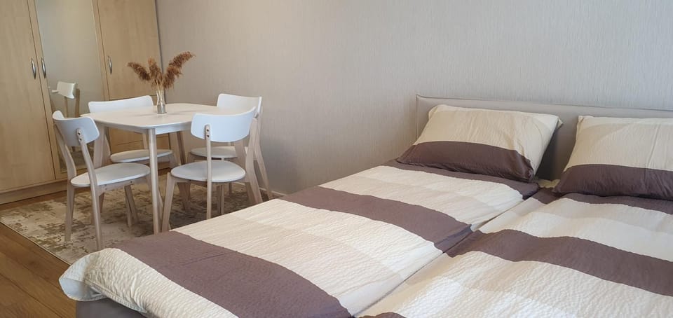 Bed, Photo of the whole room, Dining area, Bedroom