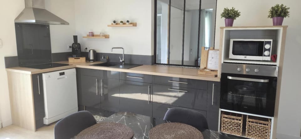 Kitchen or kitchenette, Dining area, oven, stove