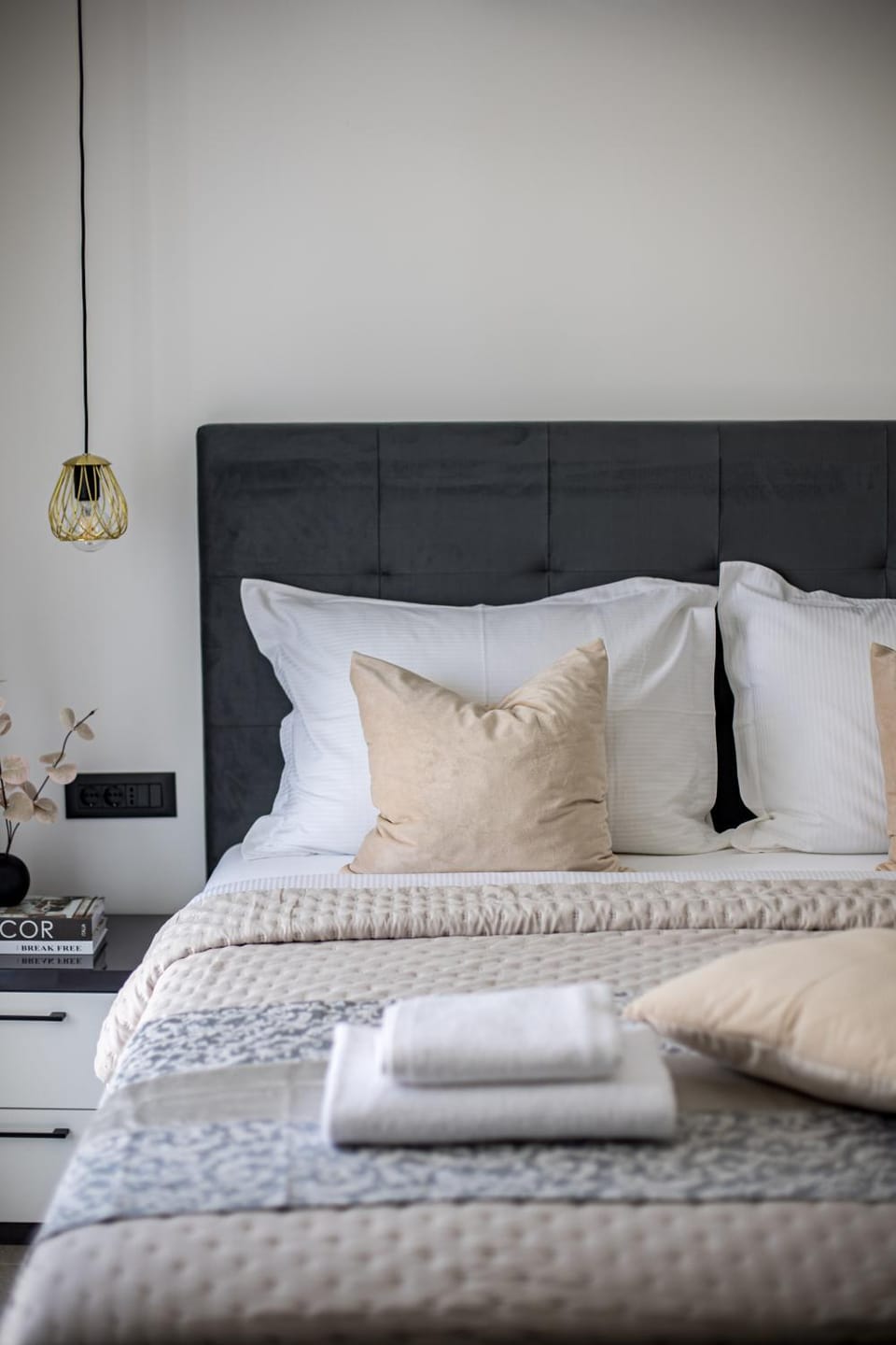 Bed, Bedroom, towels