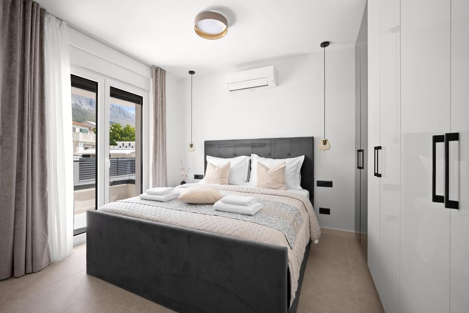 Bed, Photo of the whole room, Bedroom, towels, air conditioner