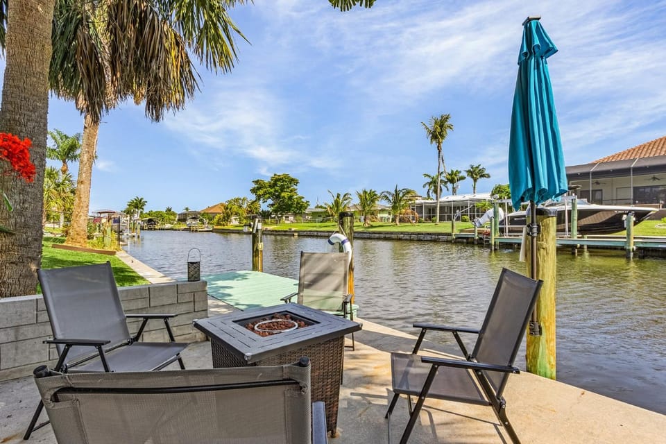 Gulf Access, Dock, Fish Station, Kayaks, Heated Pool - Villa Palm Tree Paradise - Roelens House in Cape Coral