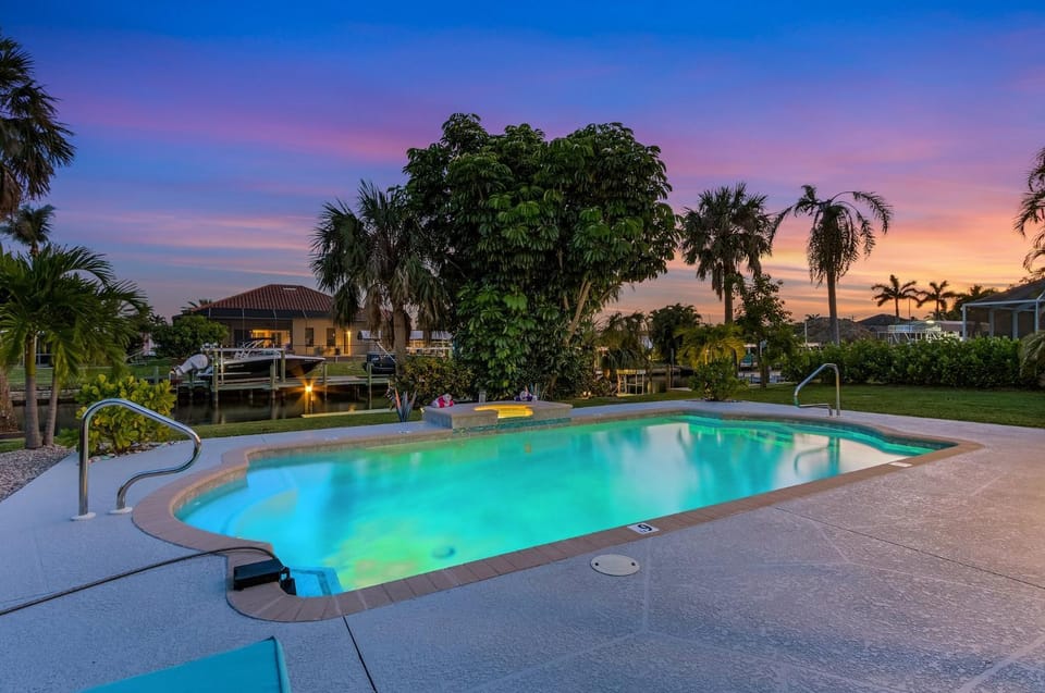Gulf Access, Dock, Fish Station, Kayaks, Heated Pool - Villa Palm Tree Paradise - Roelens House in Cape Coral