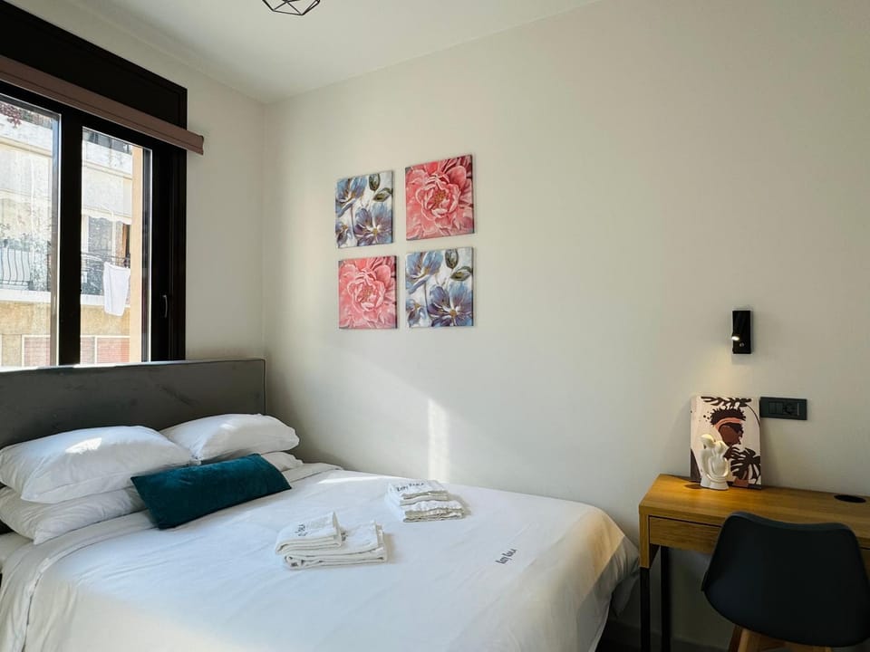 Bed, Photo of the whole room, Bedroom, towels
