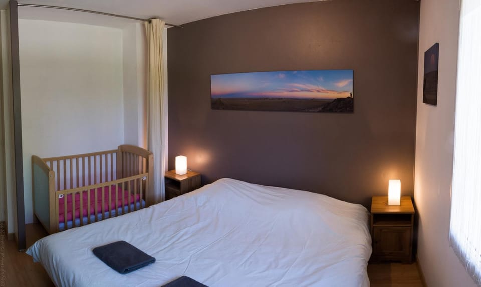 Photo of the whole room, Bedroom