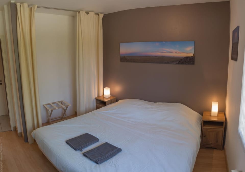 Photo of the whole room, Bedroom