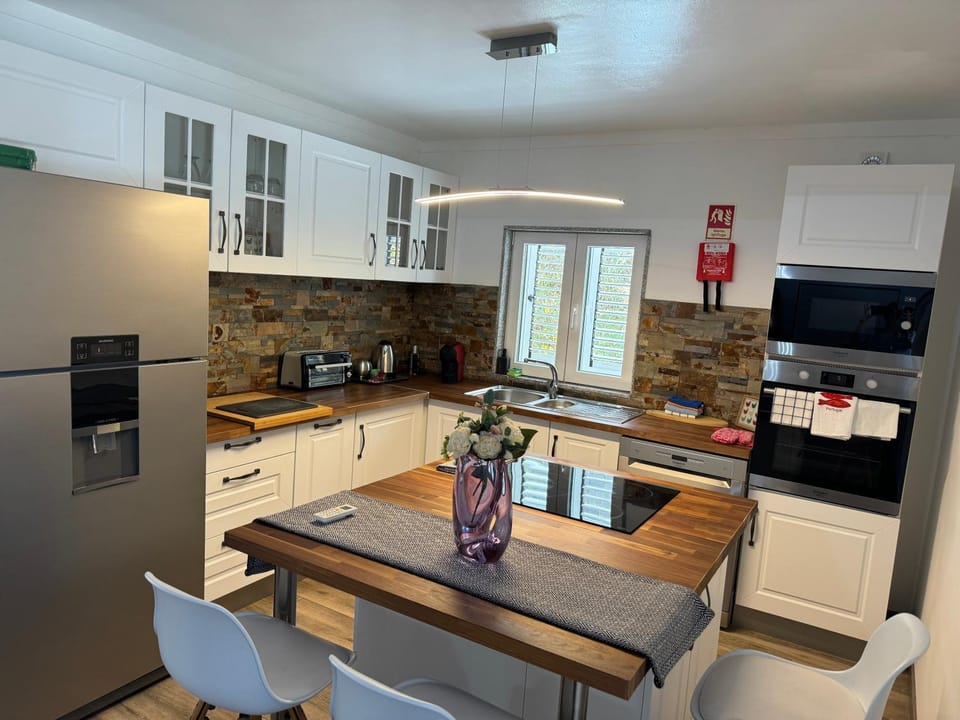 Coffee/tea facilities, Kitchen or kitchenette, Dining area, dishwasher, minibar, oven, stove, toaster