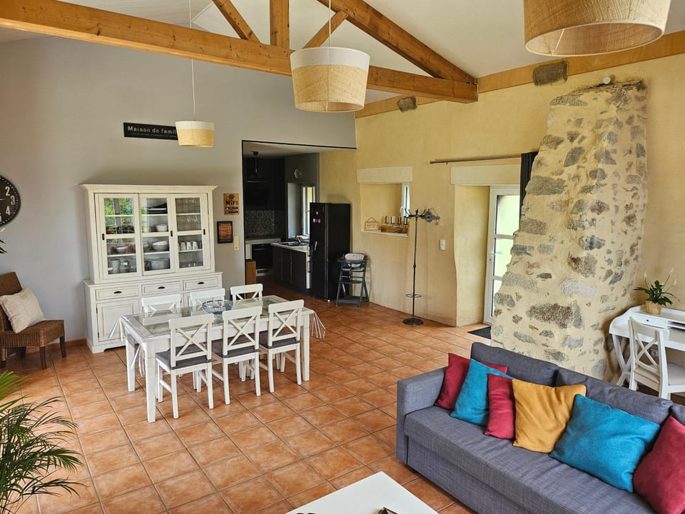 Kitchen or kitchenette, Seating area, Dining area