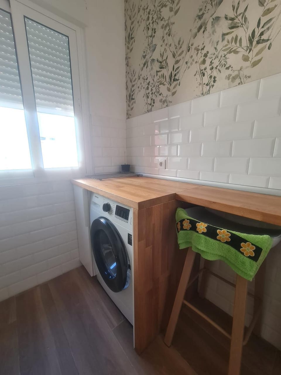 Kitchen or kitchenette, washing machine