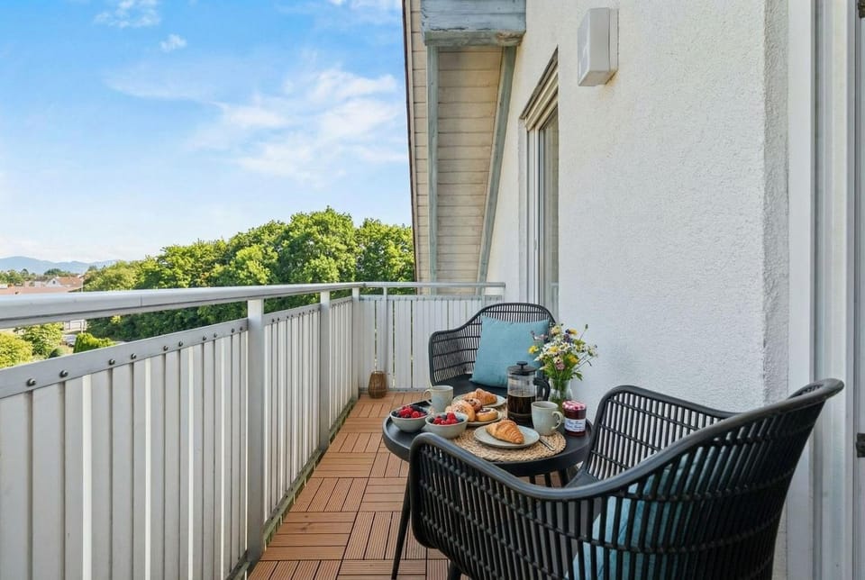 Property building, View (from property/room), Balcony/Terrace, Seating area, Landmark view