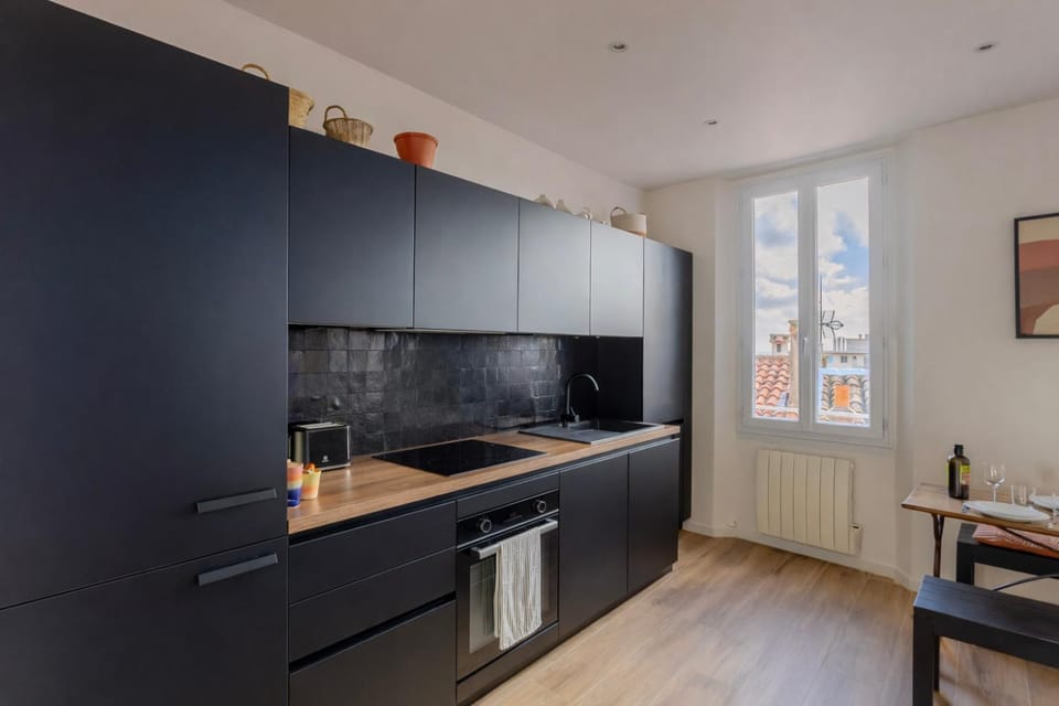 Kitchen or kitchenette, Dining area, oven, stove