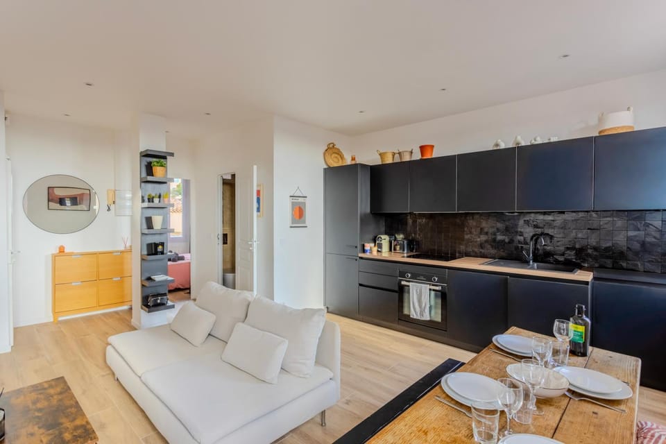 Kitchen or kitchenette, Living room, Seating area, stove
