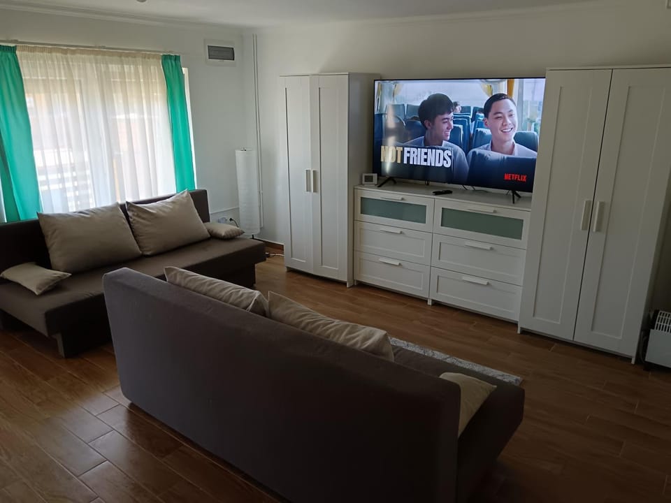 TV and multimedia, Living room, Evening entertainment