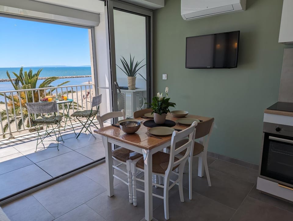 Natural landscape, TV and multimedia, View (from property/room), Balcony/Terrace, Living room, Dining area, Sea view, air conditioner