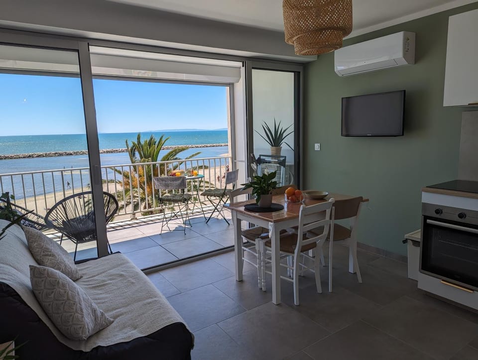 Natural landscape, TV and multimedia, View (from property/room), Balcony/Terrace, Kitchen or kitchenette, Living room, Seating area, Dining area, Sea view, oven