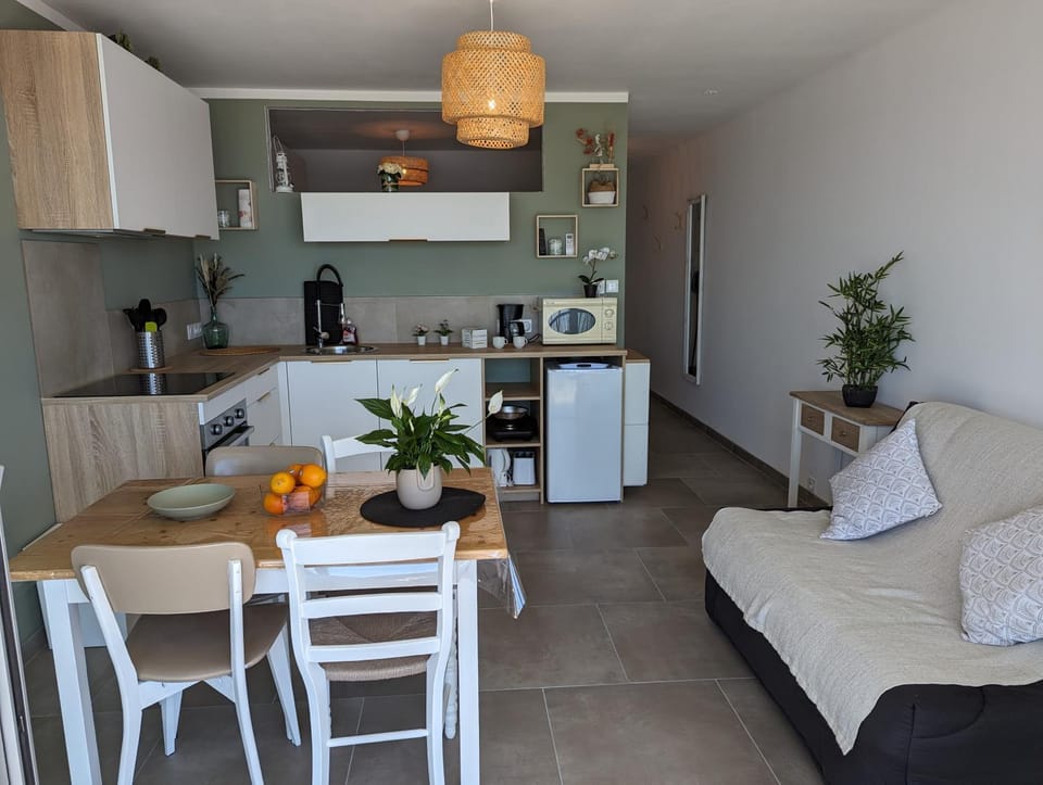 Coffee/tea facilities, Kitchen or kitchenette, Living room, Food and drinks, Seating area, Dining area, Food, oven, stove, kitchen