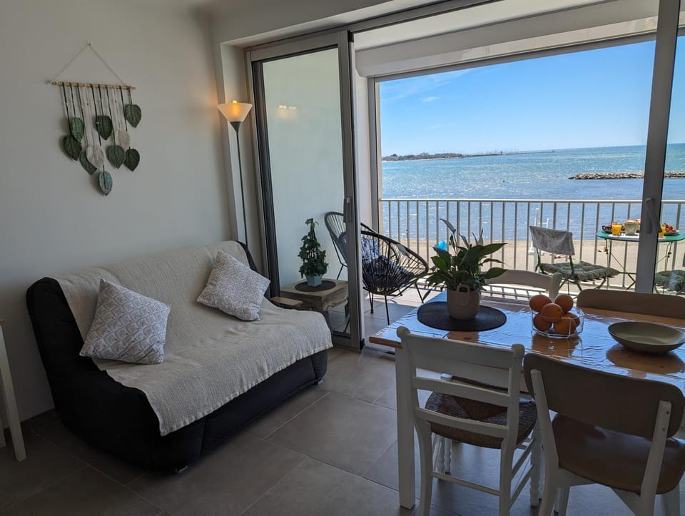 Natural landscape, View (from property/room), Balcony/Terrace, Living room, Seating area, Dining area, Sea view
