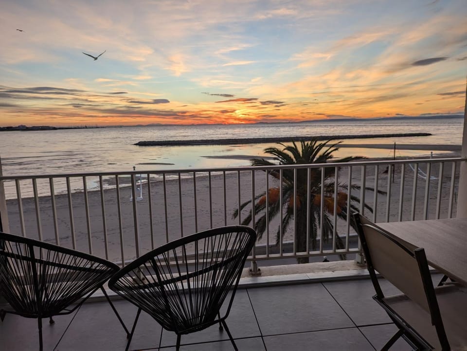Natural landscape, View (from property/room), Dining area, Sea view, Sunrise, Sunset