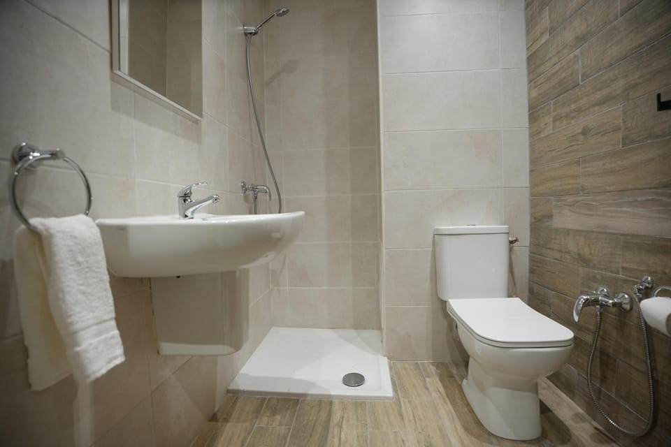 Shower, Toilet, Bathroom, towels