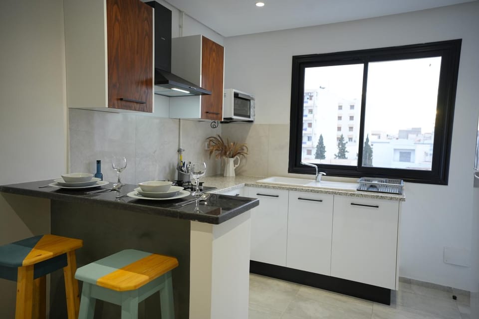 Kitchen or kitchenette, Dining area, minibar, stove