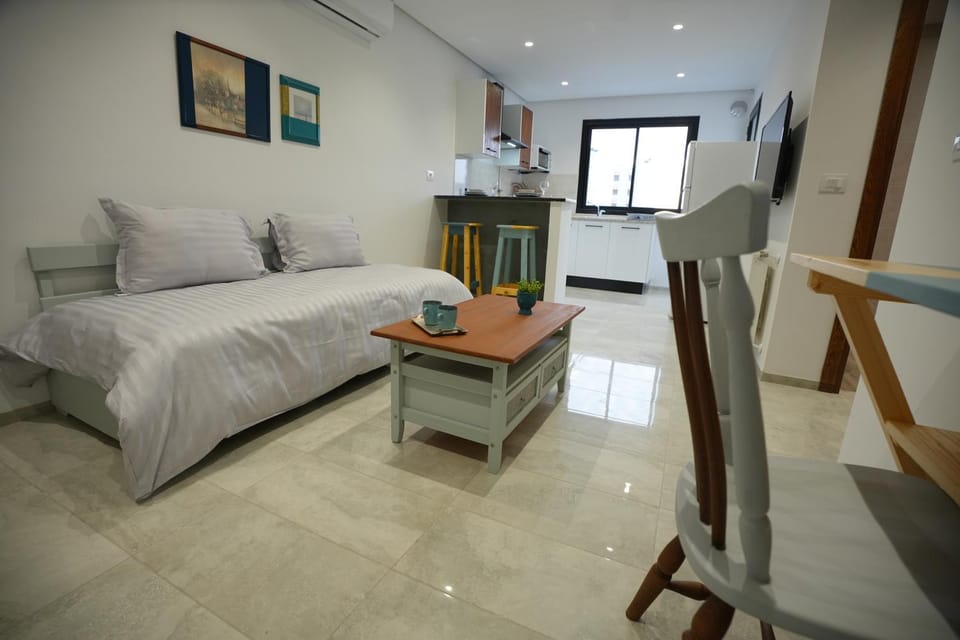 TV and multimedia, Kitchen or kitchenette, Living room, Seating area