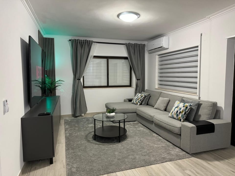 Princess Retreat Beautiful Modern Aprt 2 min walk from Quarteira Beach Apartment in Quarteira