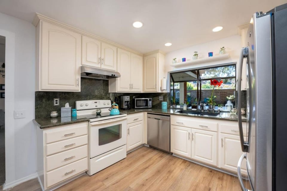 STUNNING HOME WITH SPA, FRONT AND BACK YARD, HUGE DECK, OUTSTANDING LOCATION House in Mission Viejo