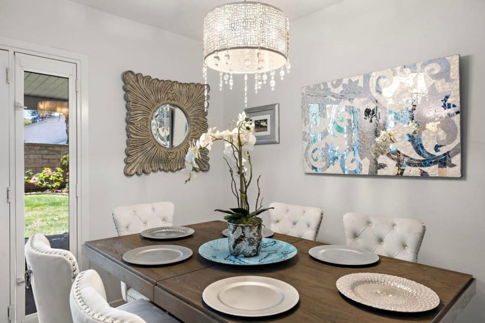 STUNNING HOME WITH SPA, FRONT AND BACK YARD, HUGE DECK, OUTSTANDING LOCATION House in Mission Viejo