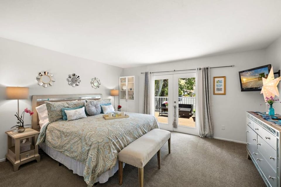 STUNNING HOME WITH SPA, FRONT AND BACK YARD, HUGE DECK, OUTSTANDING LOCATION House in Mission Viejo