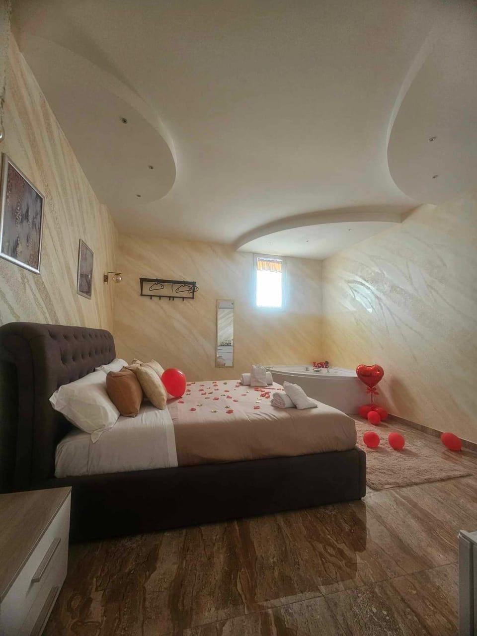Shower, Toilet, Hot Tub, Bathroom, Decorative detail, Bedroom, City view, Breakfast, Drinks, Alcoholic drinks, Non alcoholic drinks, young children, older children, cot, Family, Bath, bidet, heating, internet, locker, towels, air conditioner