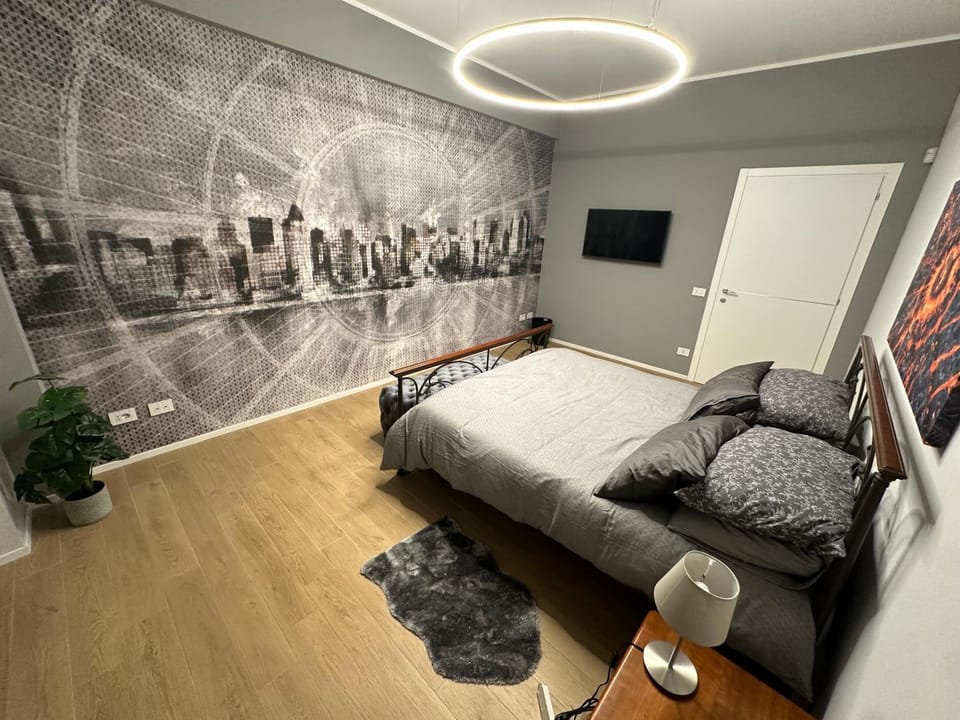 Bed, TV and multimedia, Photo of the whole room, Bedroom