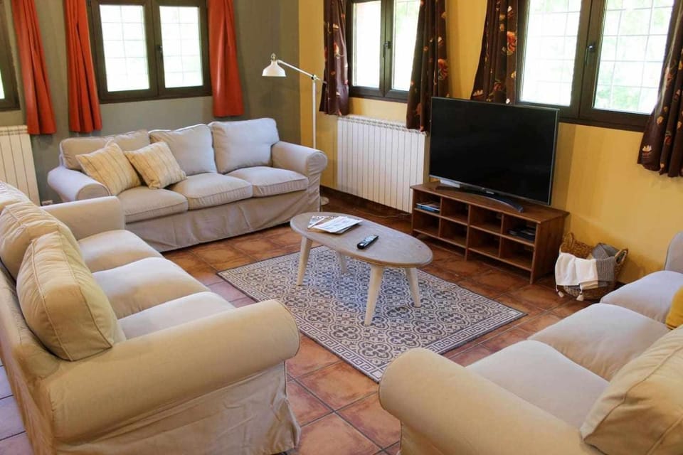 TV and multimedia, Living room, Lounge or bar, Garden view, Mountain view, Entertainment, Family, Quiet street view