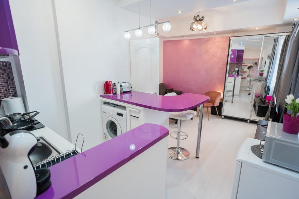 Coffee/tea facilities, Kitchen or kitchenette, microwave, stove, toaster, washing machine