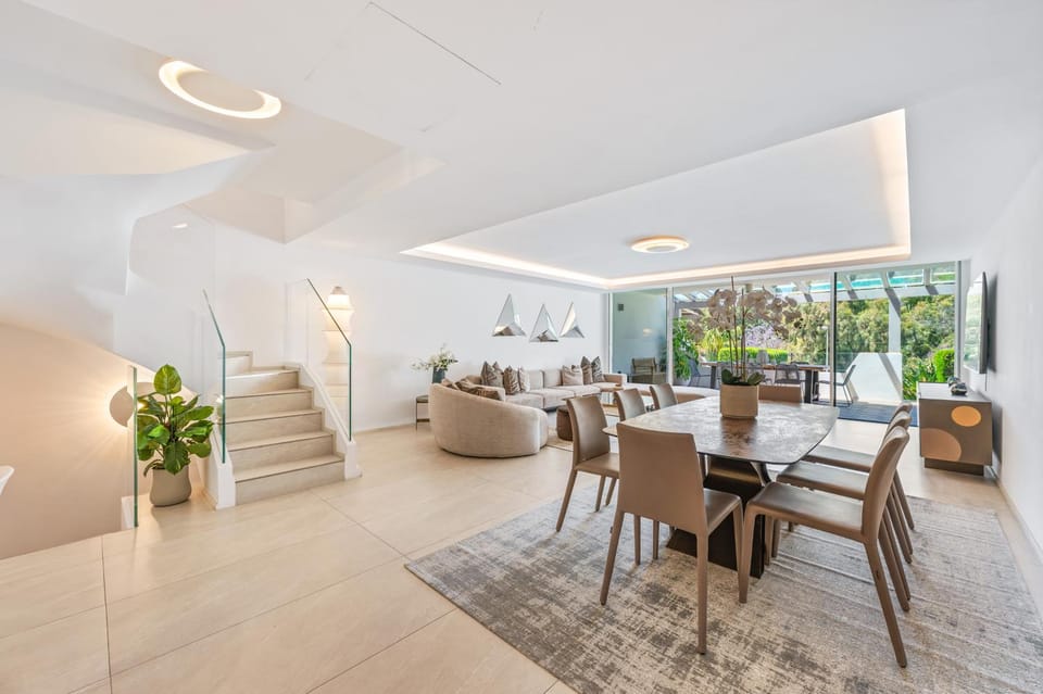 Luxury 5-Bedroom Townhouse in Puente Romano Villa in Marbella