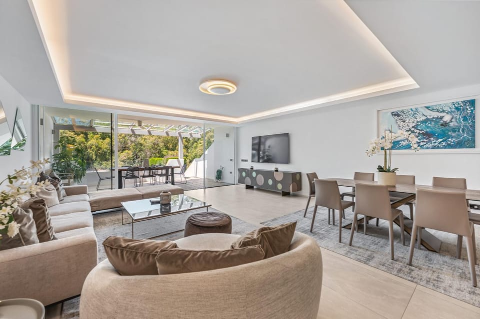 Luxury 5-Bedroom Townhouse in Puente Romano Villa in Marbella