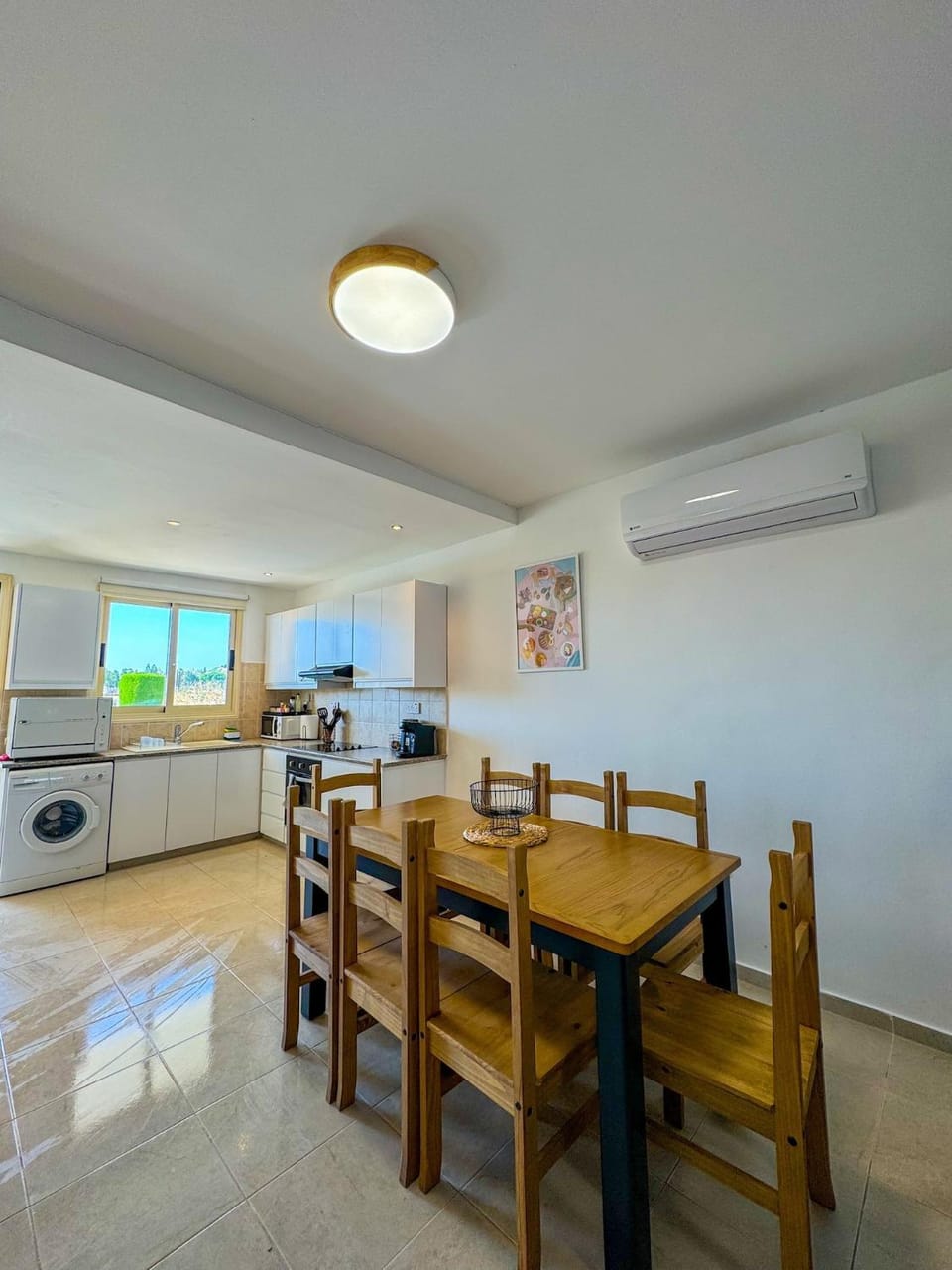 Royal-Seacrest Oasis, Pool-Side Apartment in Paphos