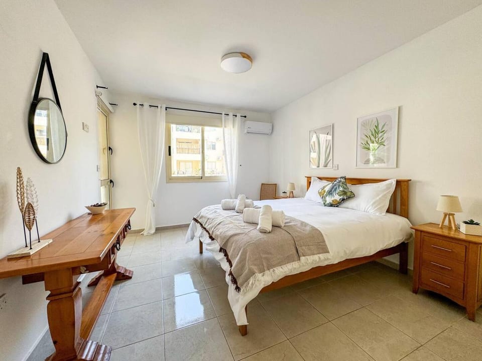 Royal-Seacrest Oasis, Pool-Side Apartment in Paphos
