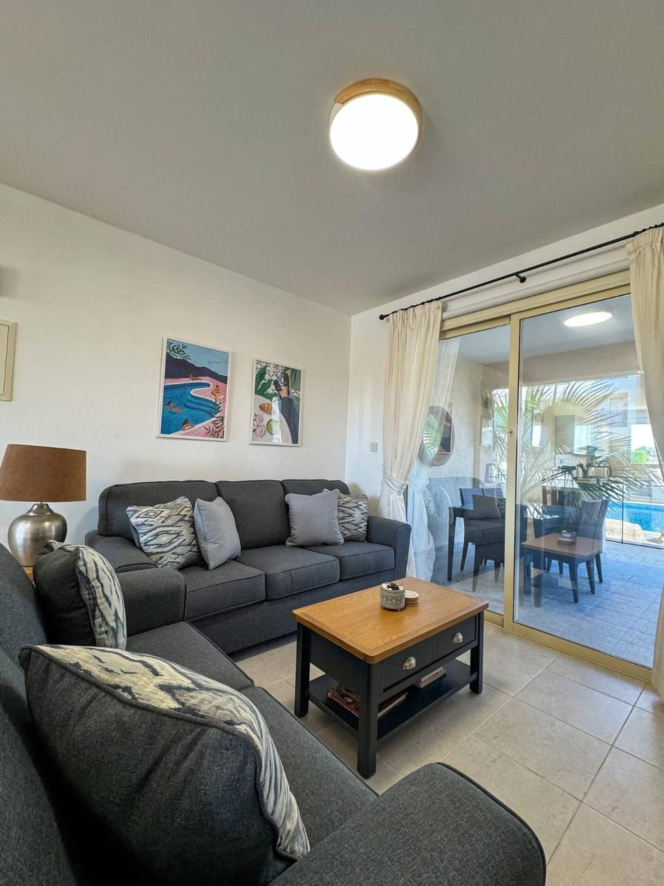 Royal-Seacrest Oasis, Pool-Side Apartment in Paphos