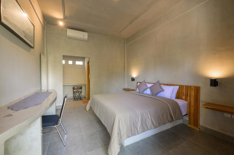 Photo of the whole room, Bedroom, towels, air conditioner