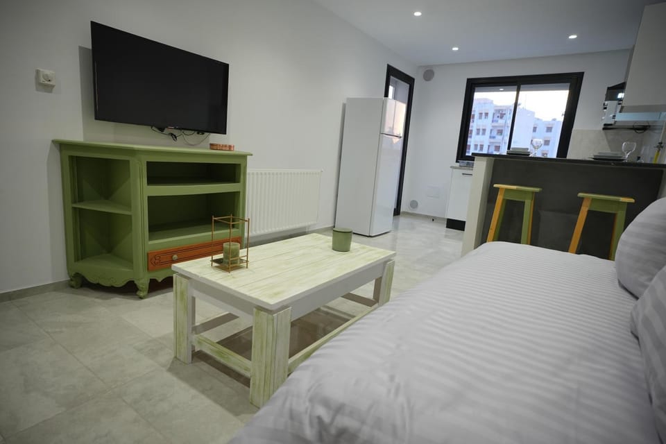 TV and multimedia, Kitchen or kitchenette, Living room, Photo of the whole room, Seating area, Dining area
