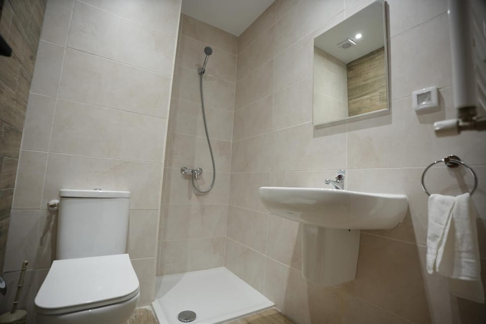 Shower, Toilet, Bathroom, towels
