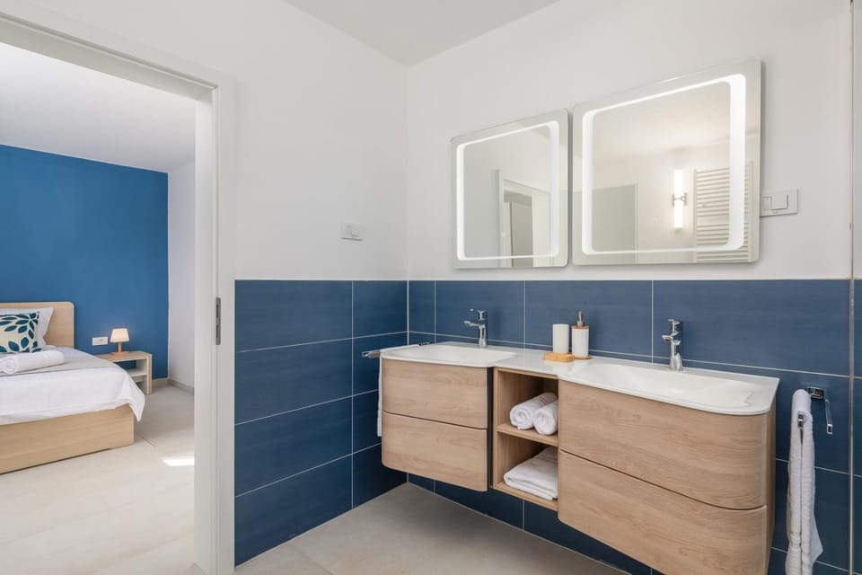 Bathroom, Bedroom, towels
