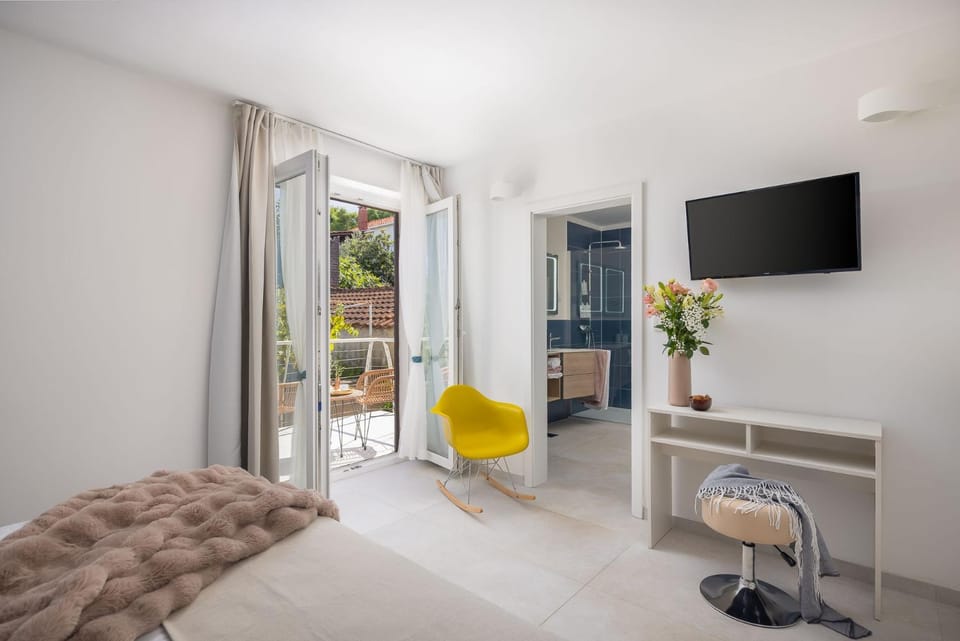 Bed, TV and multimedia, Living room, Seating area, Bedroom