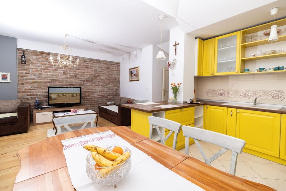 TV and multimedia, Kitchen or kitchenette, Food and drinks, Dining area